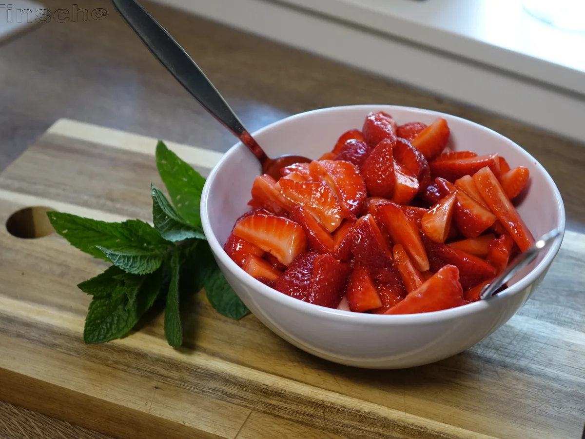 Sahne-Joghurt-Baiser-Eis mit marinierten Erdbeeren - Rezept - Bild Nr. 5705