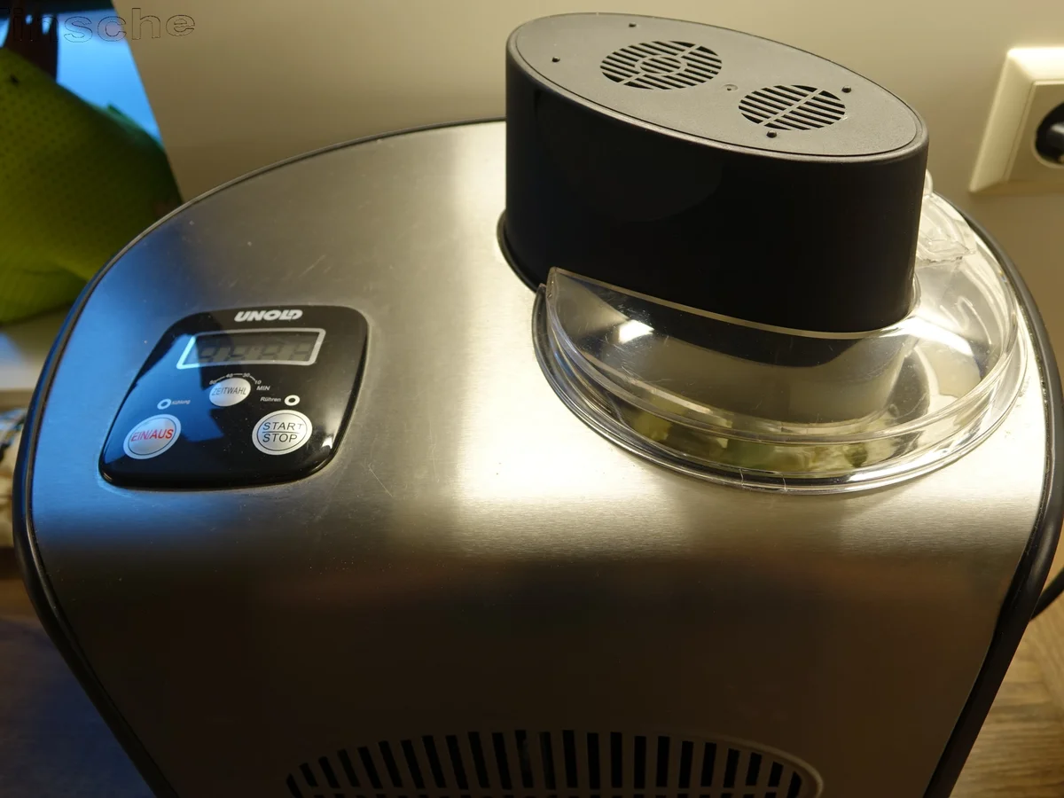 Sahne-Joghurt-Baiser-Eis mit marinierten Erdbeeren - Rezept - Bild Nr. 5706