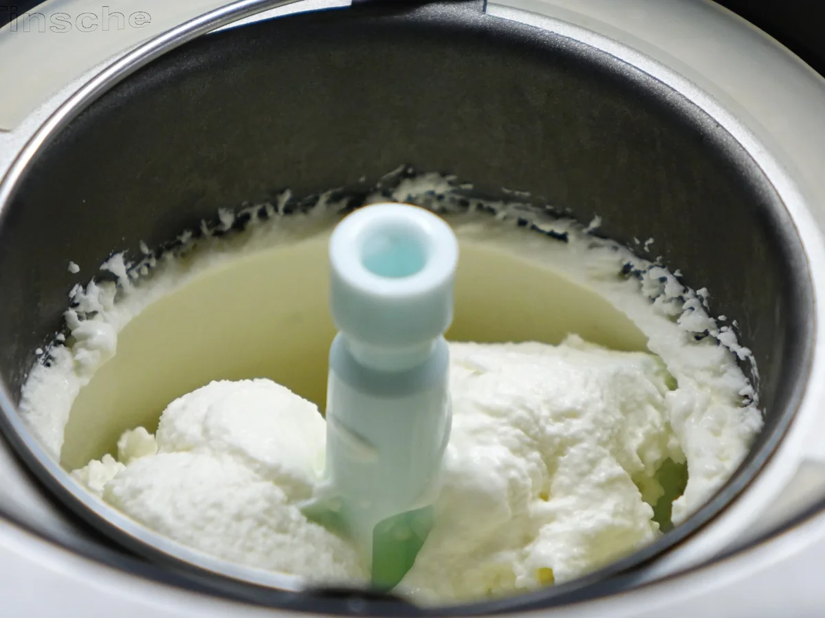 Sahne-Joghurt-Baiser-Eis mit marinierten Erdbeeren - Rezept - Bild Nr. 5708