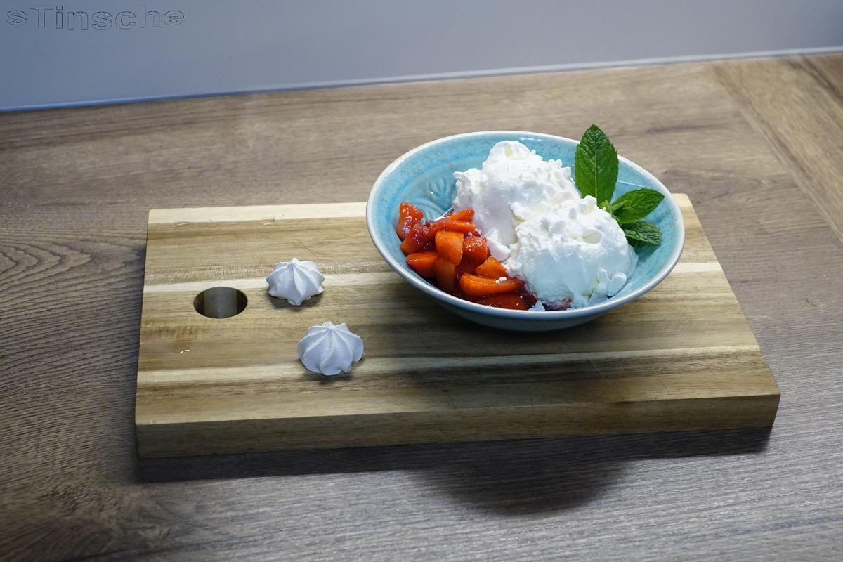 Sahne-Joghurt-Baiser-Eis mit marinierten Erdbeeren - Rezept - Bild Nr. 5709