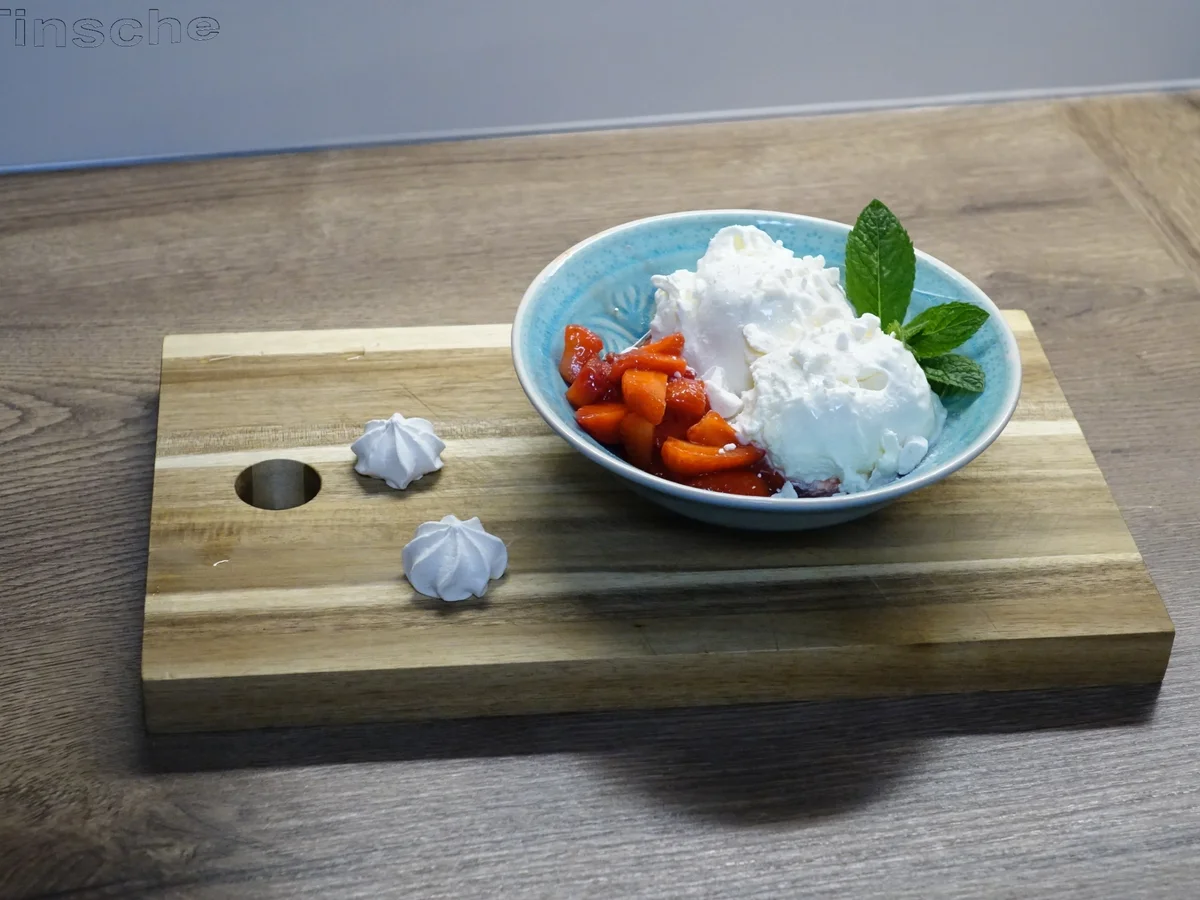 Sahne-Joghurt-Baiser-Eis mit marinierten Erdbeeren - Rezept - Bild Nr. 5709