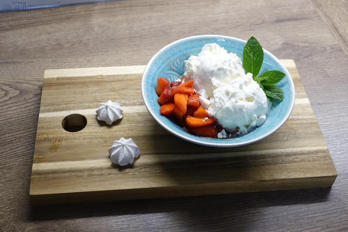 Sahne-Joghurt-Baiser-Eis mit marinierten Erdbeeren - Rezept - Bild Nr. 5710