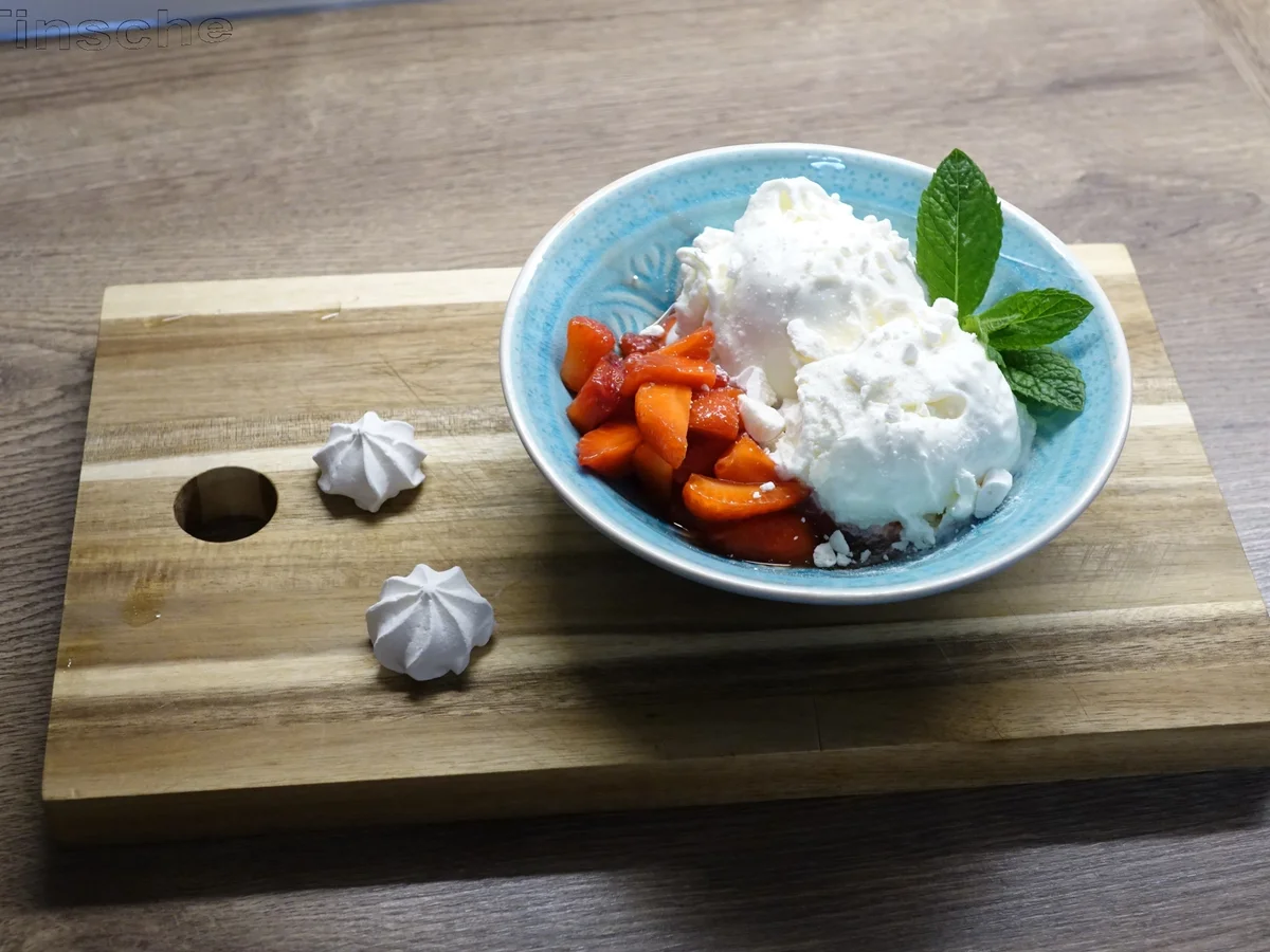Sahne-Joghurt-Baiser-Eis mit marinierten Erdbeeren - Rezept - Bild Nr. 5710
