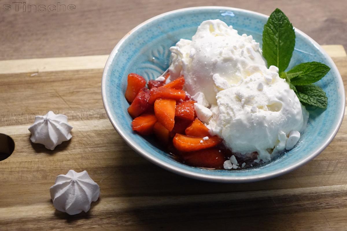 Sahne-Joghurt-Baiser-Eis mit marinierten Erdbeeren - Rezept - Bild Nr. 5711