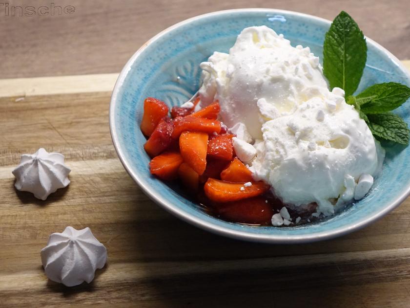 Sahne Joghurt Baiser Eis mit marinierten Erdbeeren - einfach - von sTinsche