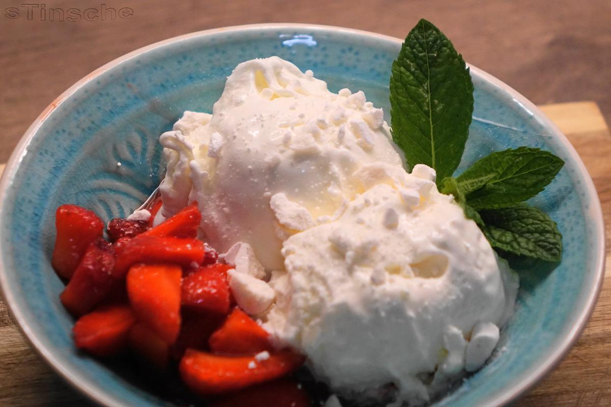 Sahne-Joghurt-Baiser-Eis mit marinierten Erdbeeren - Rezept - Bild Nr. 5712