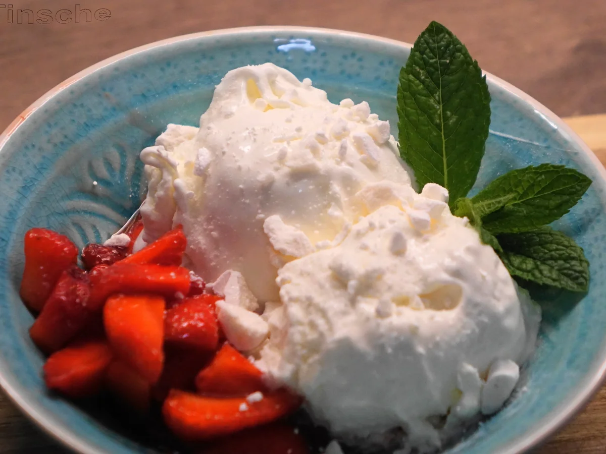 Sahne-Joghurt-Baiser-Eis mit marinierten Erdbeeren - Rezept - Bild Nr. 5712