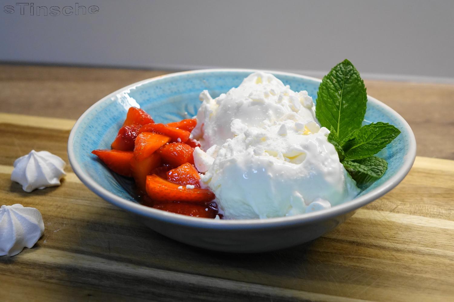 Sahne-Joghurt-Baiser-Eis mit marinierten Erdbeeren - Rezept - kochbar.de