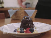 Schokoladen-Ricotta Kuchen (geschichtet mit Mascarponecreme) mit gezuckerten Blümchen - Rezept - Bild Nr. 2