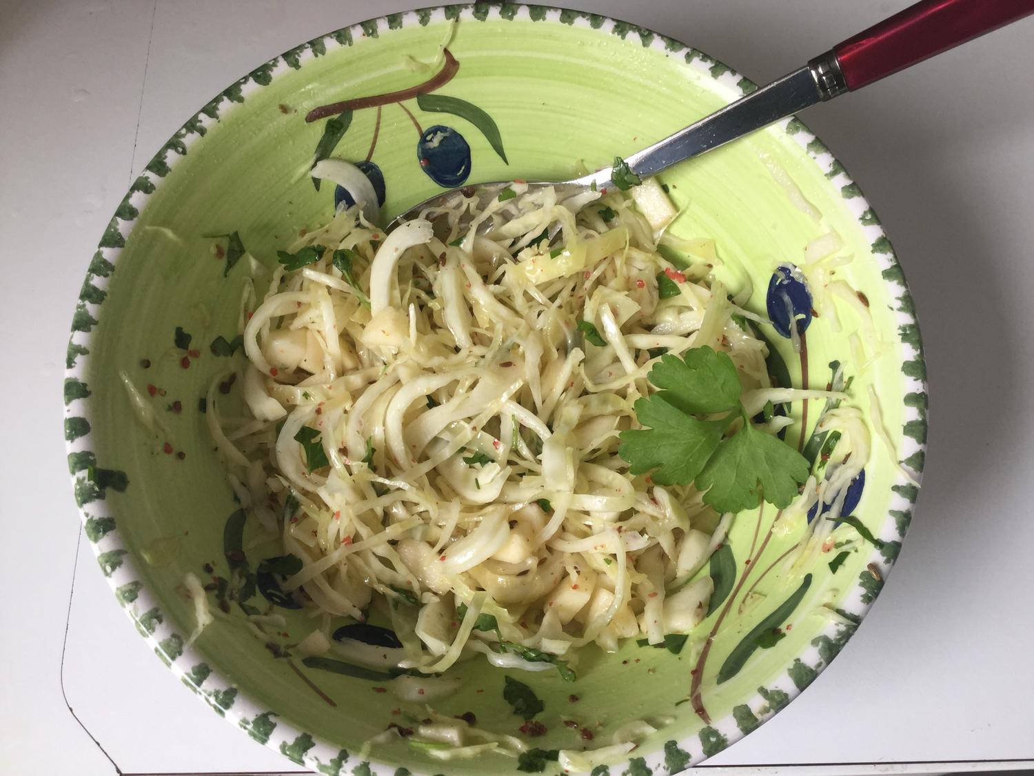 Weißkohlsalat mit Apfel - Rezept mit Bild - kochbar.de