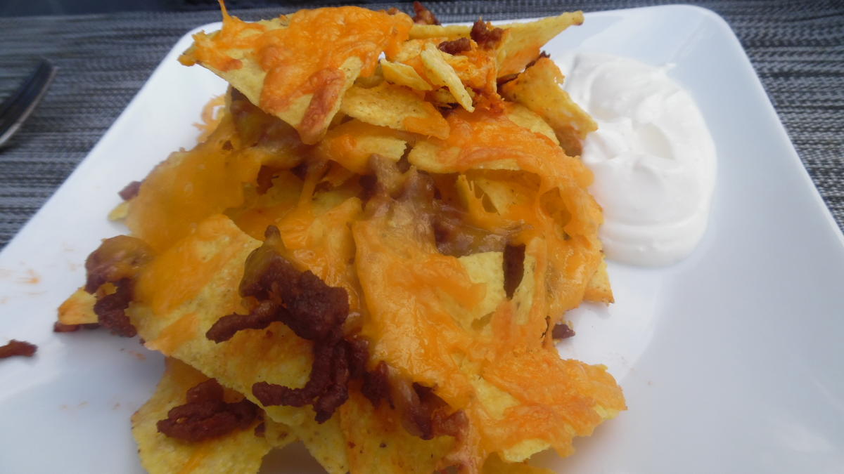 Tortilla-Chips mit Hackfleisch, Käse und Schmand-Dip - Rezept - Bild Nr. 2