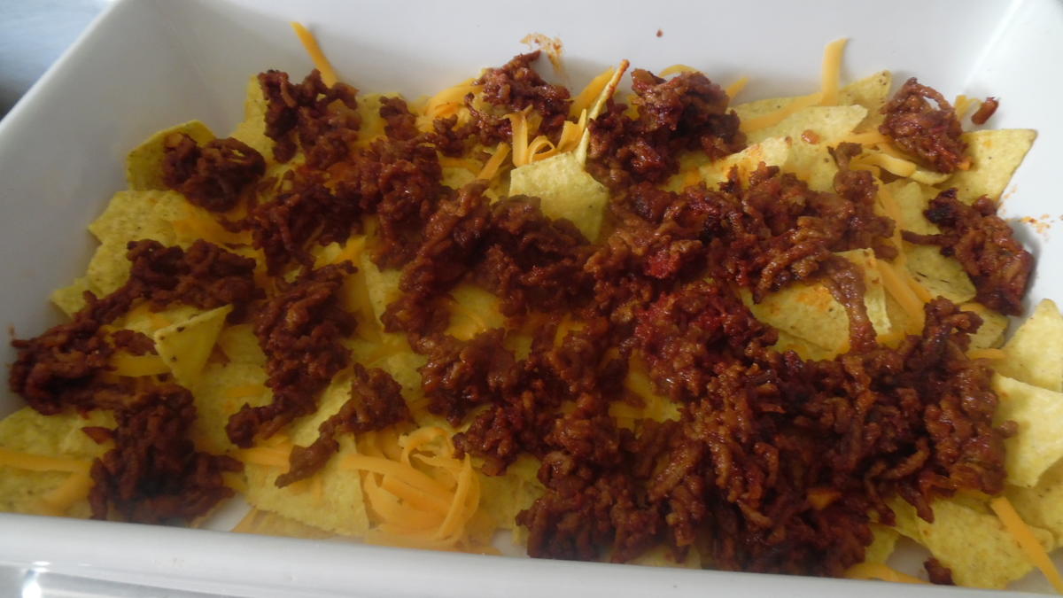 Tortilla-Chips mit Hackfleisch, Käse und Schmand-Dip - Rezept - Bild Nr. 4
