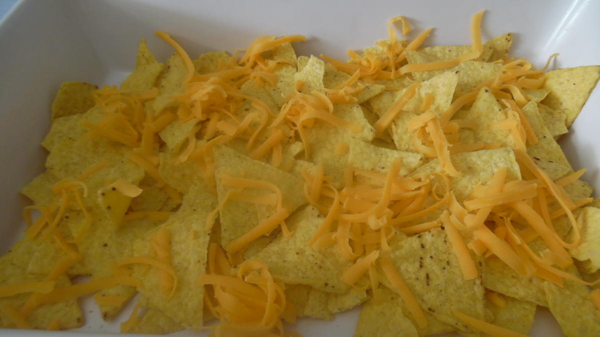 Tortilla-Chips mit Hackfleisch, Käse und Schmand-Dip - Rezept - Bild Nr. 5