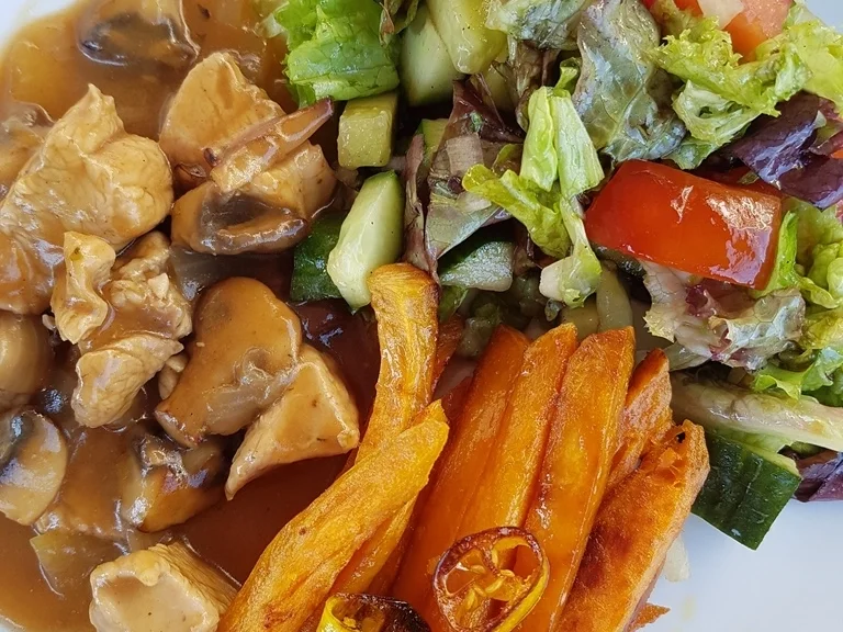 Putenfiletgulasch mit Süsskartoffelsticks à la Biggi - Rezept - Bild Nr. 5751