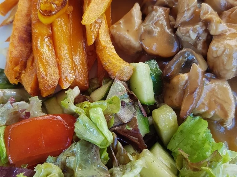 Putenfiletgulasch mit Süsskartoffelsticks à la Biggi - Rezept - Bild Nr. 5752