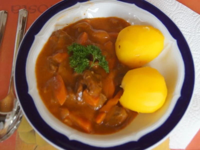 Tafelspitz Gulasch mit Kartoffeln und Nudeln - Rezept - Bild Nr. 5731