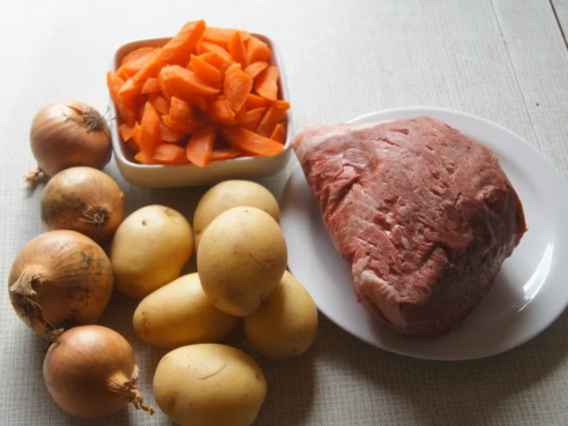 Tafelspitz Gulasch mit Kartoffeln und Nudeln - Rezept - Bild Nr. 5732