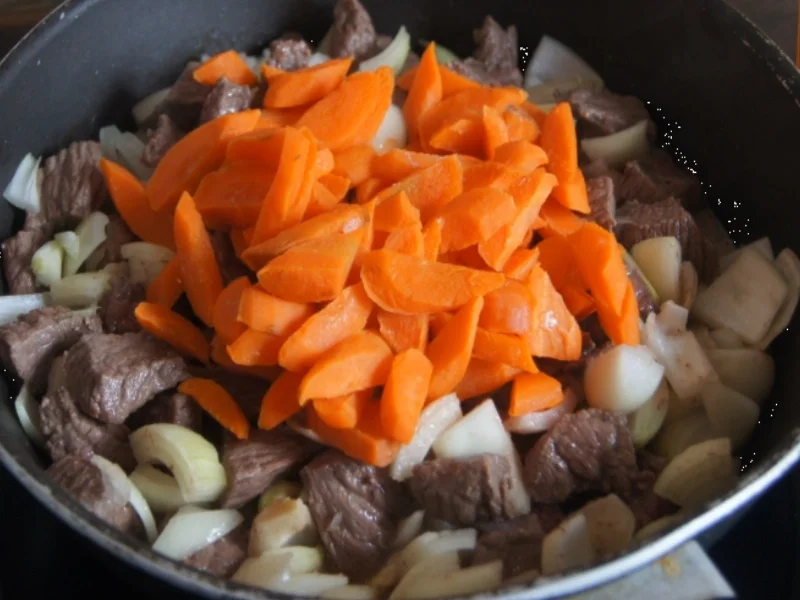 Tafelspitz Gulasch mit Kartoffeln und Nudeln - Rezept - Bild Nr. 5741