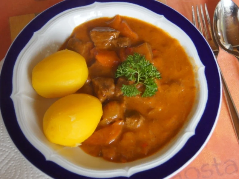 Tafelspitz Gulasch mit Kartoffeln und Nudeln - Rezept - Bild Nr. 5749
