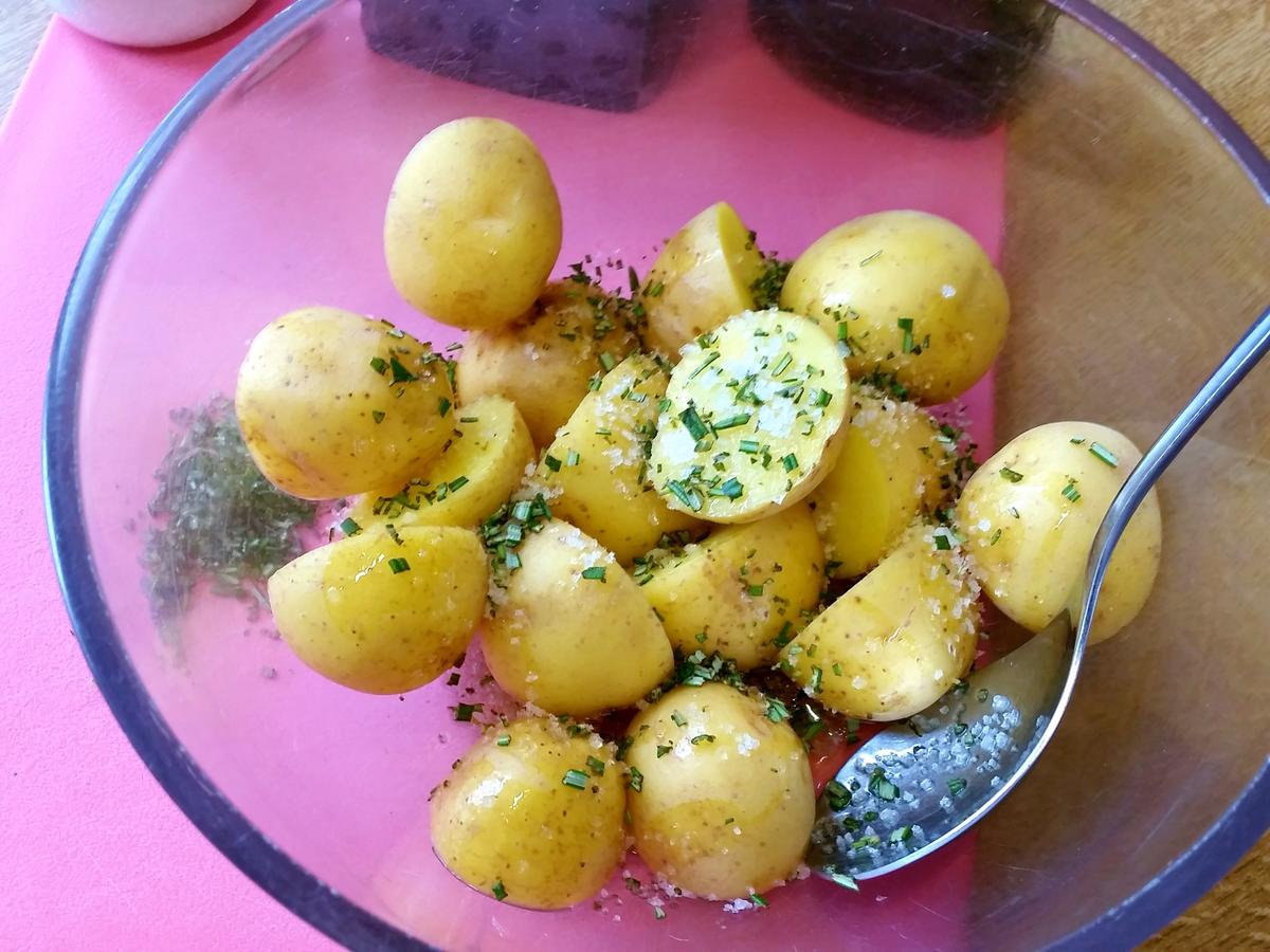 Ofen-Kartoffeln mit Rosmarin und Zwiebeln - Rezept - kochbar.de