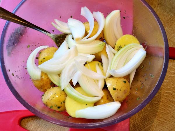 Ofen-Kartoffeln mit Rosmarin und Zwiebeln - Rezept - kochbar.de