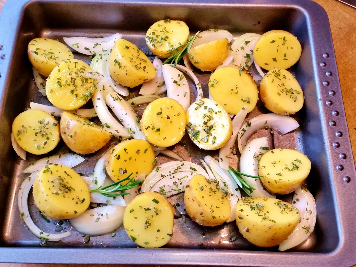 Ofen-Kartoffeln mit Rosmarin und Zwiebeln - Rezept - Bild Nr. 5761
