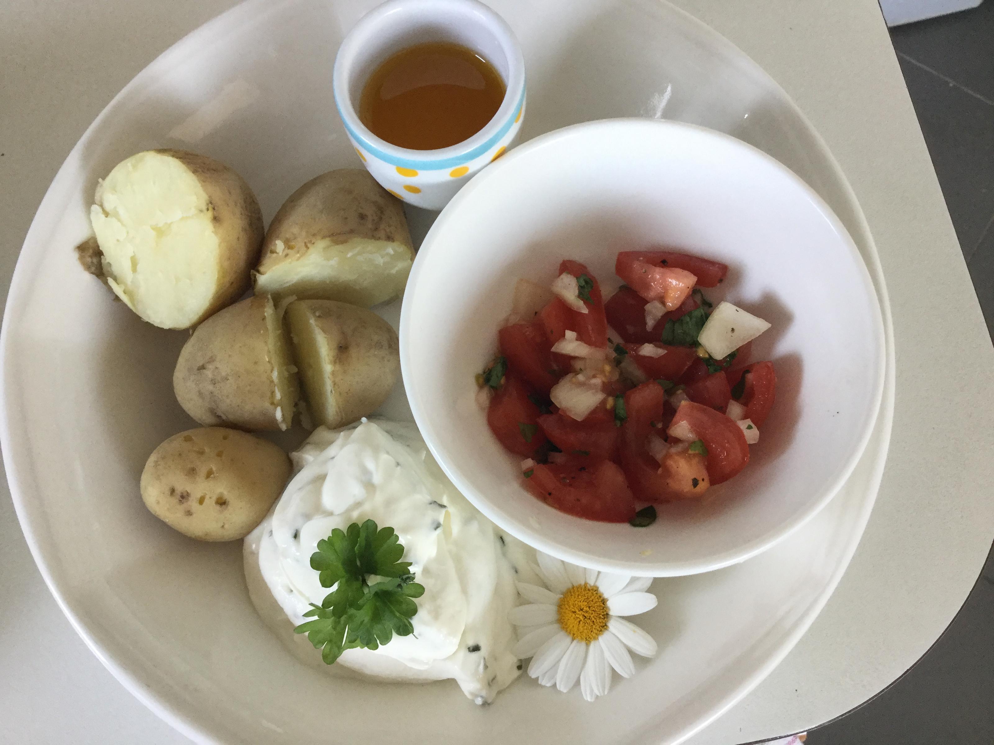 Bilder für Pellkartoffeln mit Quark und Leinöl an Tomatensalat - Rezept