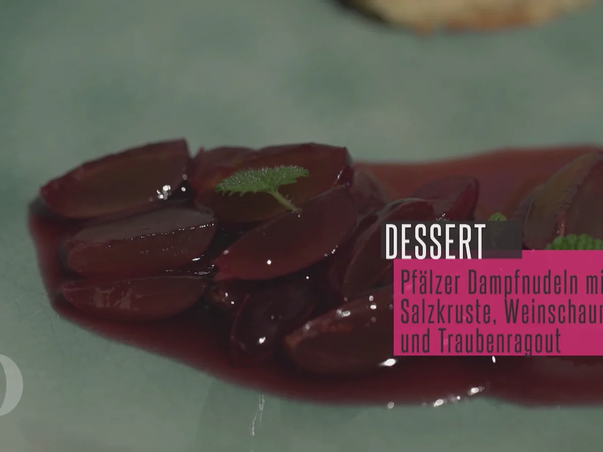 Rezept: Pfälzer Dampfnudeln mit Salzkruste, Weinschaum und Traubenragout Bild Nr. 5756 Pfälzer Dampfnudeln mit Salzkruste, Weinschaum und Traubenragout - Rezept - Bild Nr. 5756