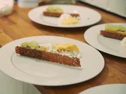 Apfelparfait auf Schokoladenbrownie mit Sesamtuiles, Apfelgranita und Vanille Eis - Rezept - Bild Nr. 5756