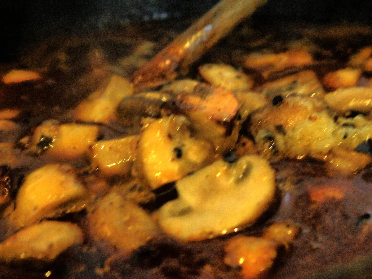 Rezept: Pfeffergeschnetzeltes mit Pilzen und Pasta Bild Nr. 7 Pfeffergeschnetzeltes mit Pilzen und Pasta - Rezept - Bild Nr. 7