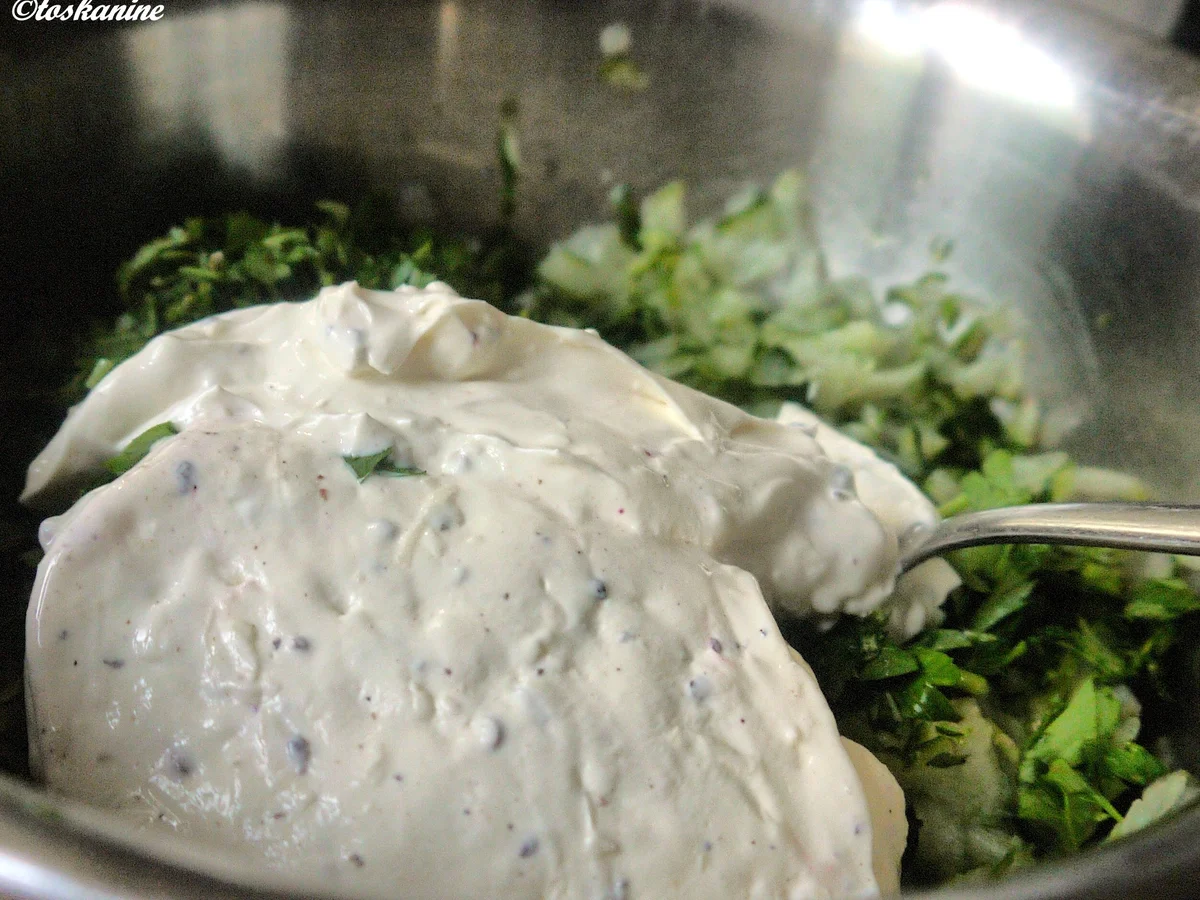 Gurken-Kräuter-Schmand zu Pellkartoffeln - Rezept - Bild Nr. 7