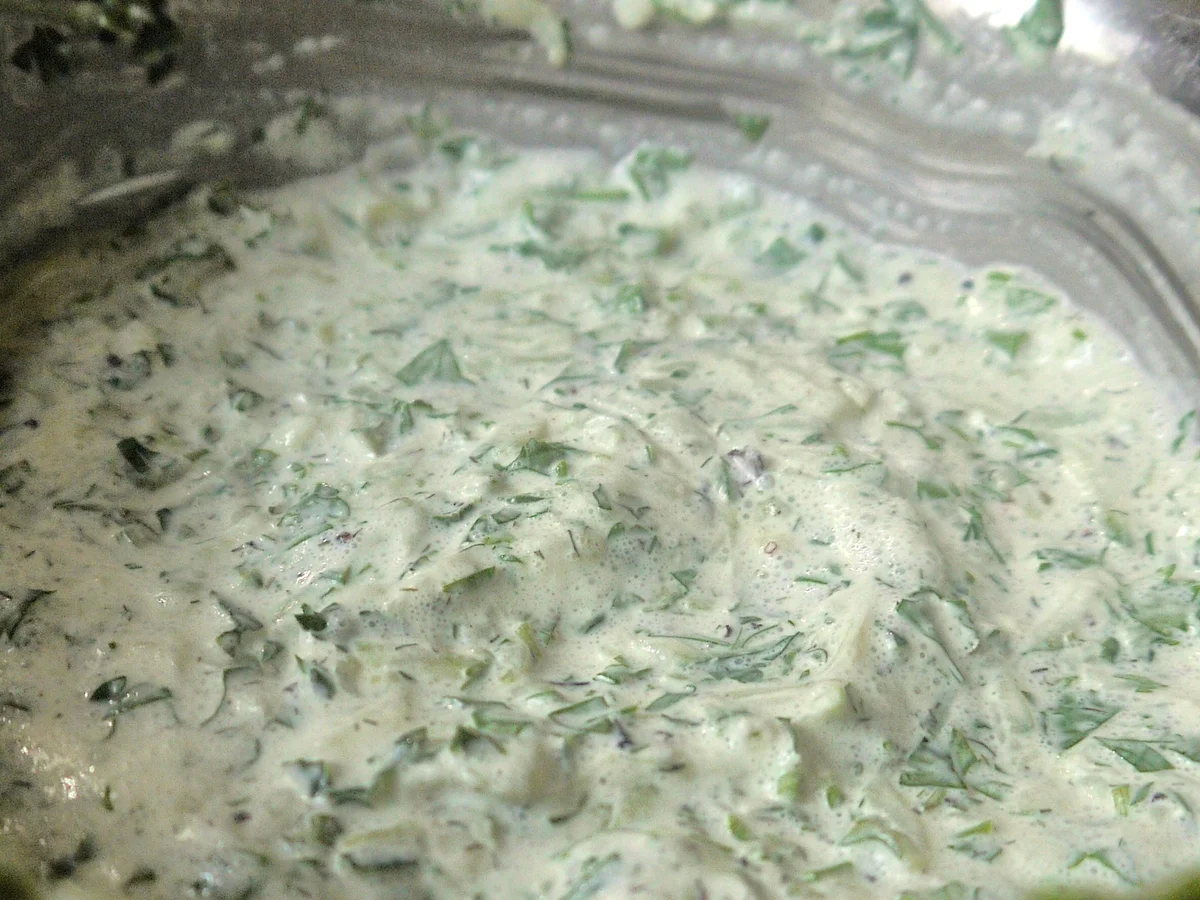 Gurken-Kräuter-Schmand zu Pellkartoffeln - Rezept - Bild Nr. 8