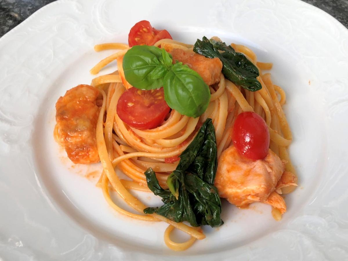 Linguini in Tomaten-Lachssauce mit Spinat und Basilikum - Rezept ...