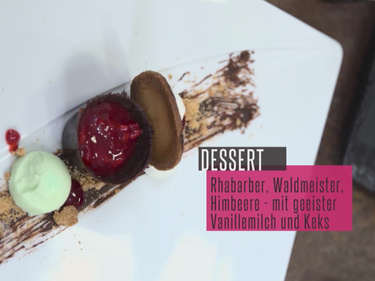 Rhabarberkompott mit Keks-Waldmeister-Panna-Cotta und geeister ...