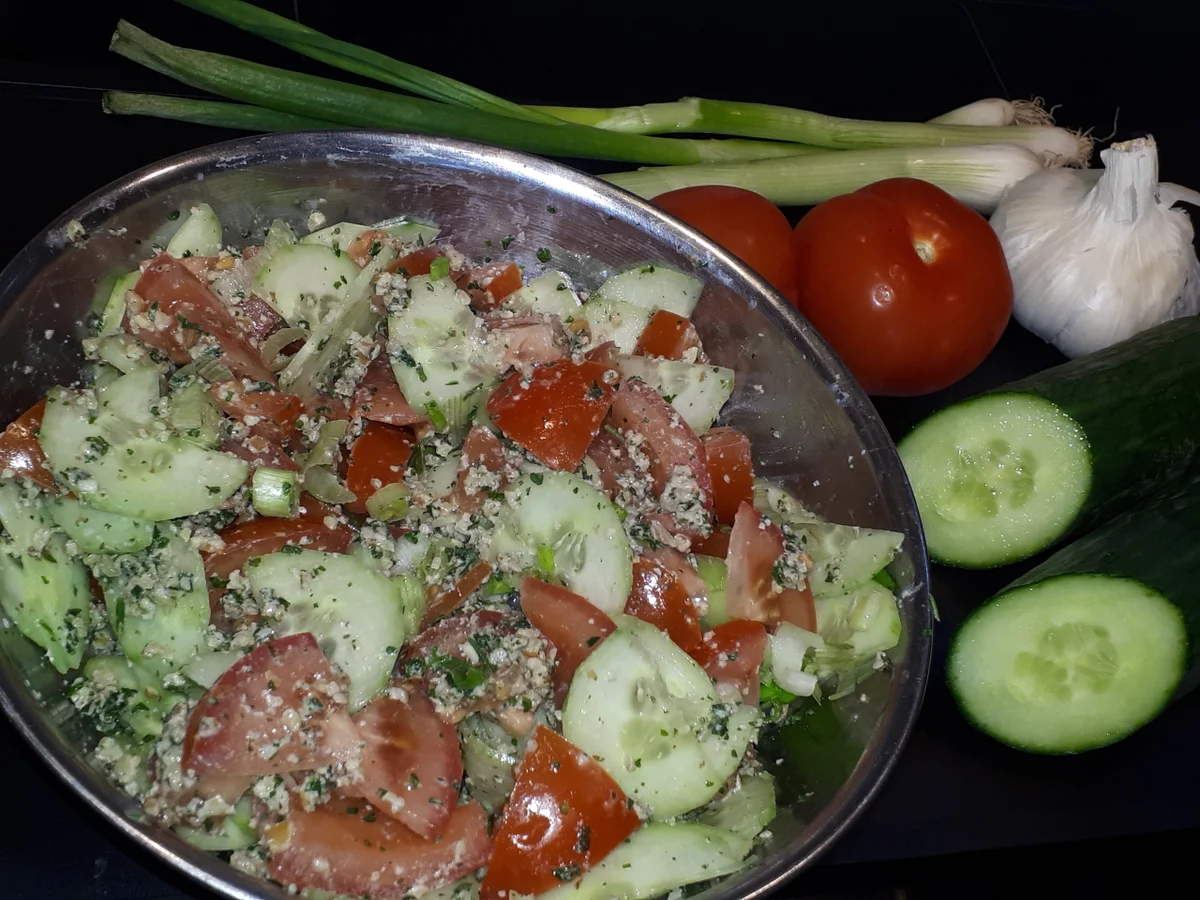 Rezept: BiNe` S WALNUßSALAT MIT TOMATE & GURKE Bild Nr. 5814 BiNe` S WALNUßSALAT MIT TOMATE & GURKE - Rezept - Bild Nr. 5814