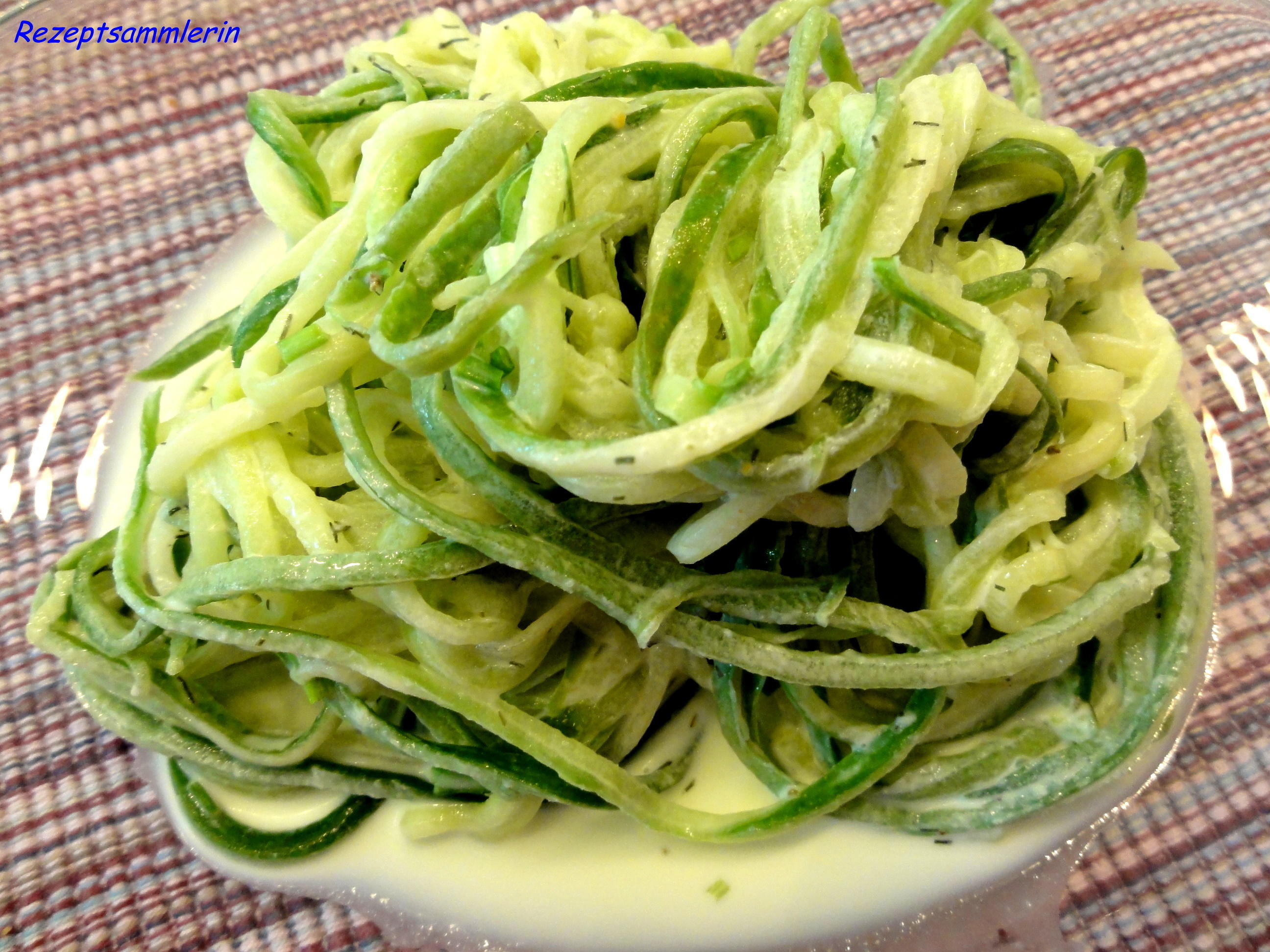 Bilder für Salatbar: SALATGURKE tritt als Spaghetti auf :-) - Rezept