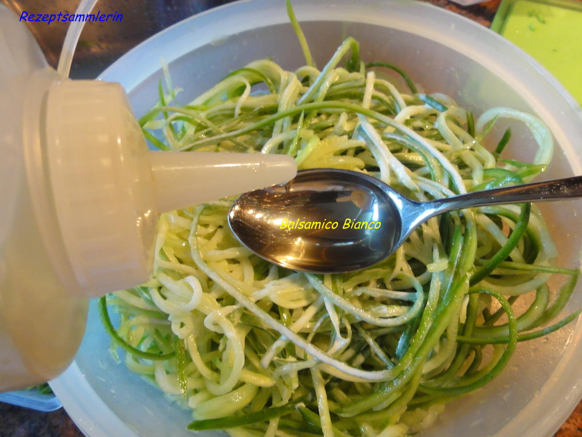 Salatbar:   SALATGURKE  tritt als Spaghetti auf :-) - Rezept - Bild Nr. 5817