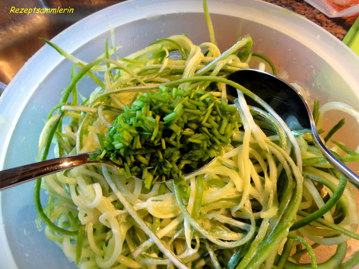 Salatbar:   SALATGURKE  tritt als Spaghetti auf :-) - Rezept - Bild Nr. 5819