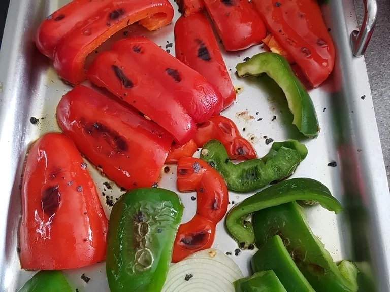 Halloumi mit gebratenen Paprikastücken - Rezept - Bild Nr. 5826