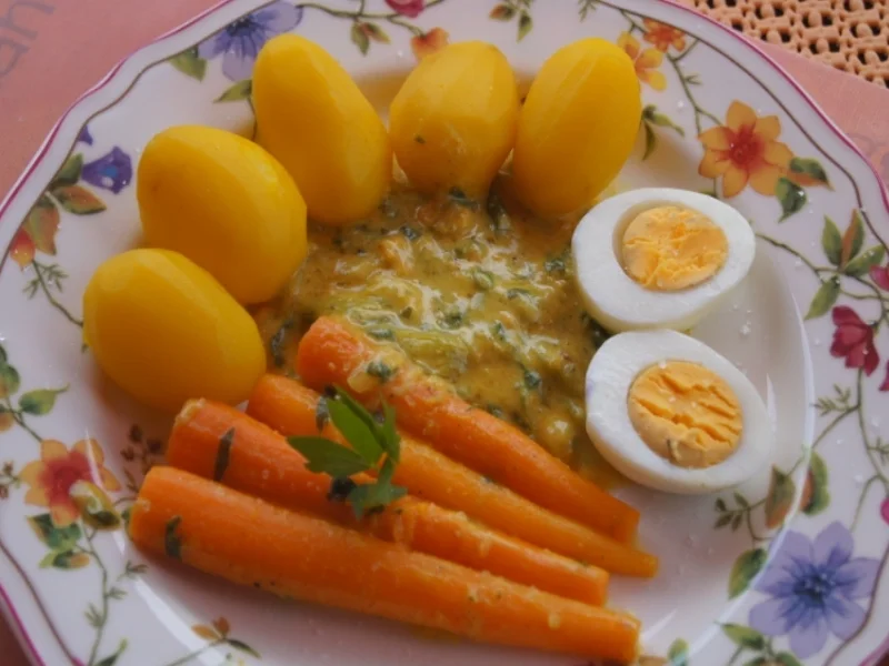 Kartoffeln mit Snack-Möhren in pikanter Sauce und Ei - Rezept - Bild Nr. 5835