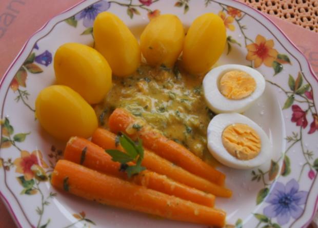 Kartoffeln mit Snack-Möhren in pikanter Sauce und Ei - Rezept - kochbar.de