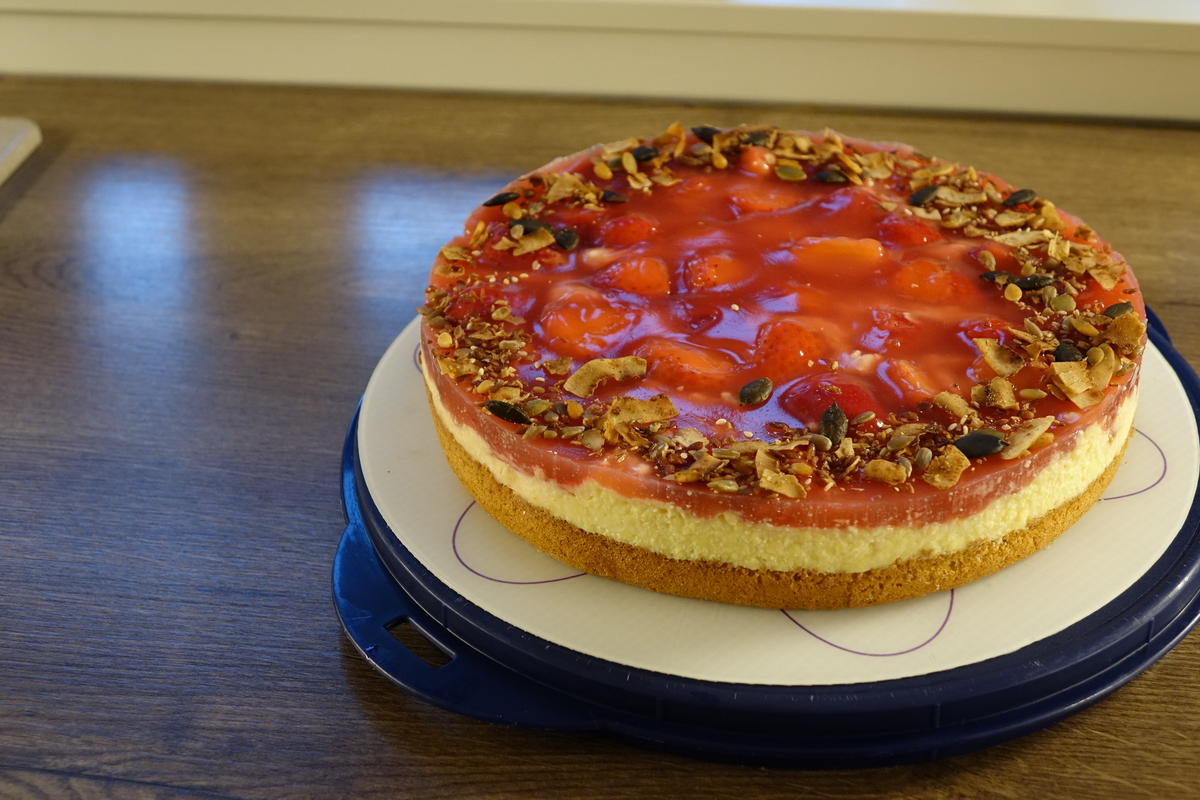 Amaretto- Erdbeerkuchen mit schnellem Nussboden - Rezept - Bild Nr. 4