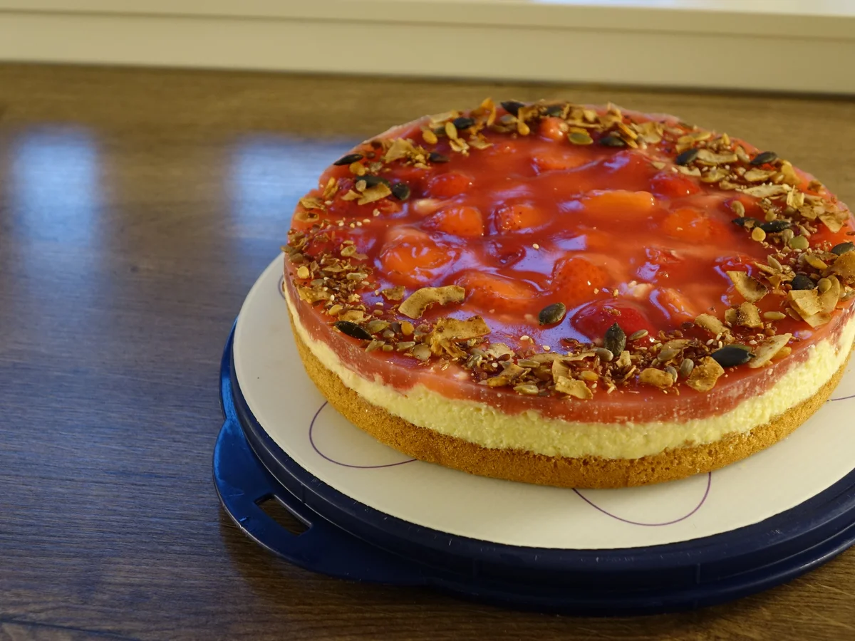 Rezept: Amaretto- Erdbeerkuchen mit schnellem Nussboden Bild Nr. 4 Amaretto- Erdbeerkuchen mit schnellem Nussboden - Rezept - Bild Nr. 4