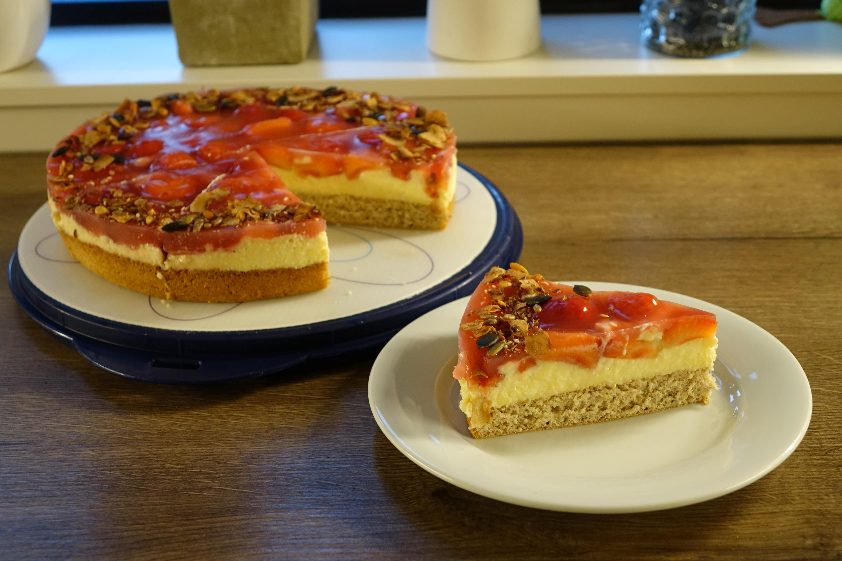 Bilder für Amaretto- Erdbeerkuchen mit schnellem Nussboden - Rezept