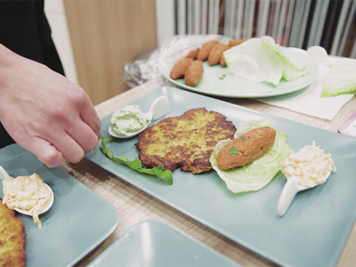 Bilder für Linsen-Frikadellen (Mercimek Köftesi) mit Zigarren-Rollen (Sigara Böregi) - Rezept