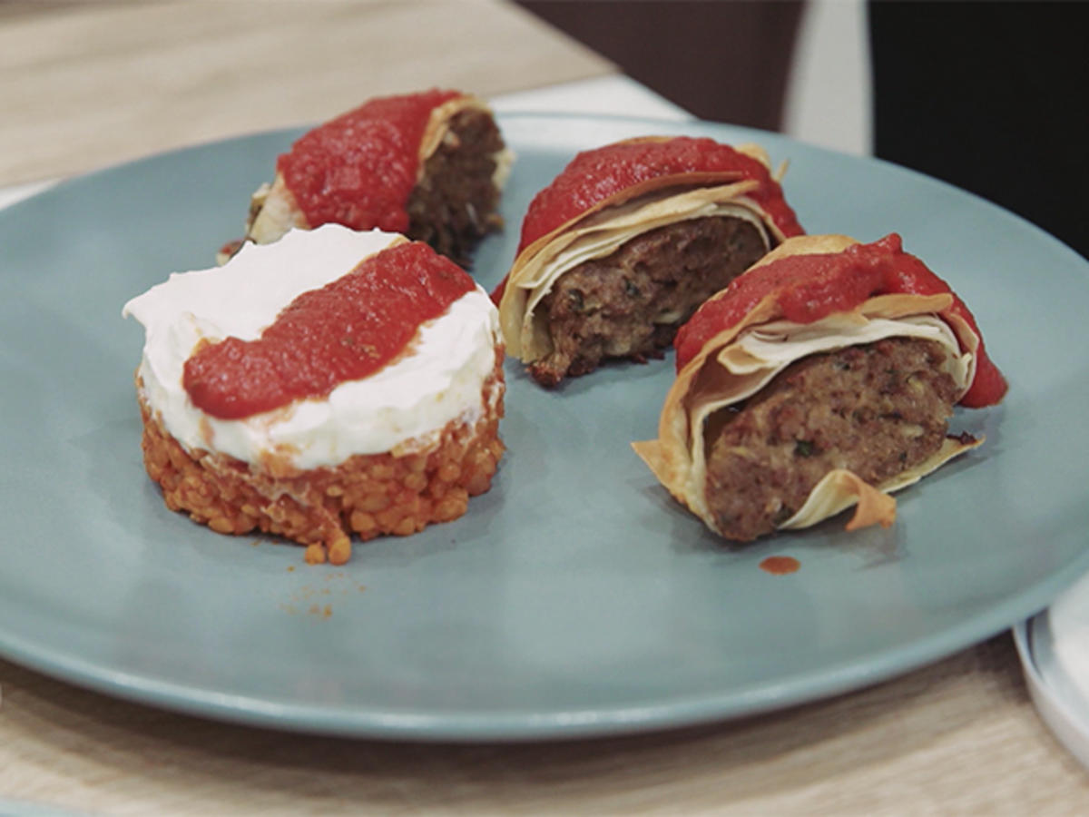 Beyti mit Bulgur und türkischem Bauernsalat - Rezept - kochbar.de