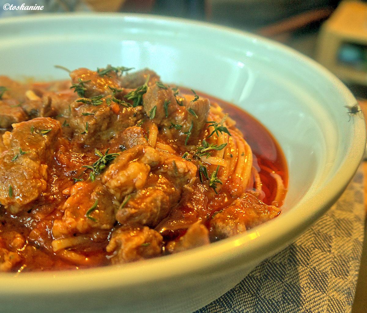 Schwein in Thymian-Tomaten-Sauce auf Pasta - Rezept - Bild Nr. 2