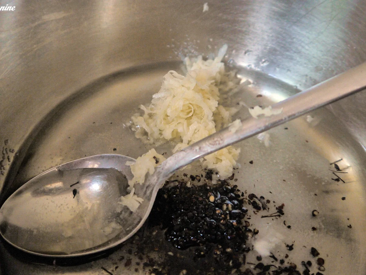 Schwein in Thymian-Tomaten-Sauce auf Pasta - Rezept - Bild Nr. 3