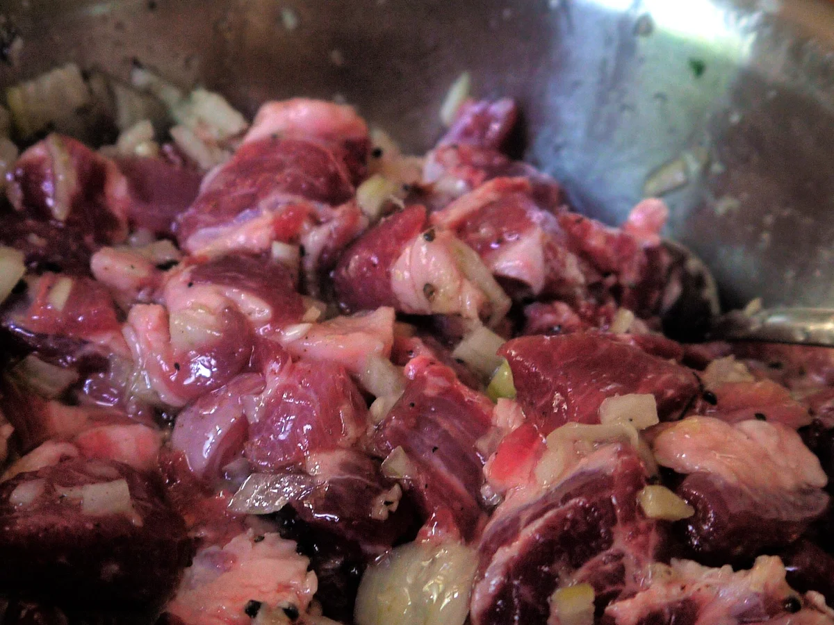 Schwein in Thymian-Tomaten-Sauce auf Pasta - Rezept - Bild Nr. 4