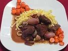 Boeuf Bourguignon auf Nudelbett mit karamellisierten Karotten - Rezept